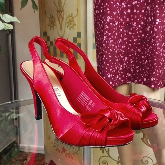 Fioni Night Red Satin Peep Toe Heels, ladies size 8.5 - Picture 1 of 9
